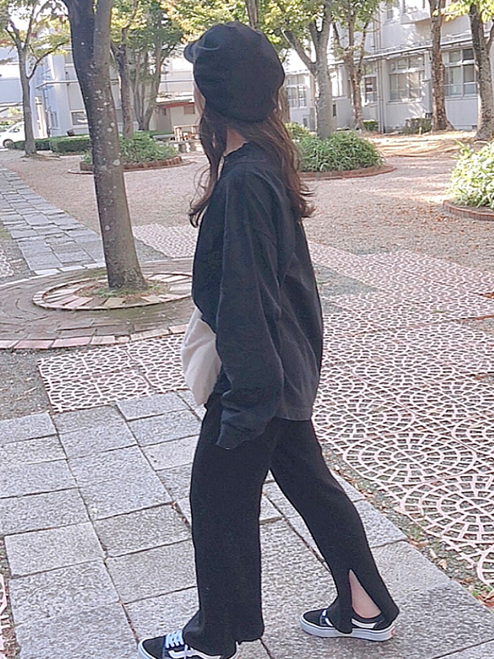 ブラック系のTシャツ/カットソー、ベージュ系のショルダーバッグ、ブラック系のその他パンツを着用したレディースの秋コーディネートの1枚目の写真