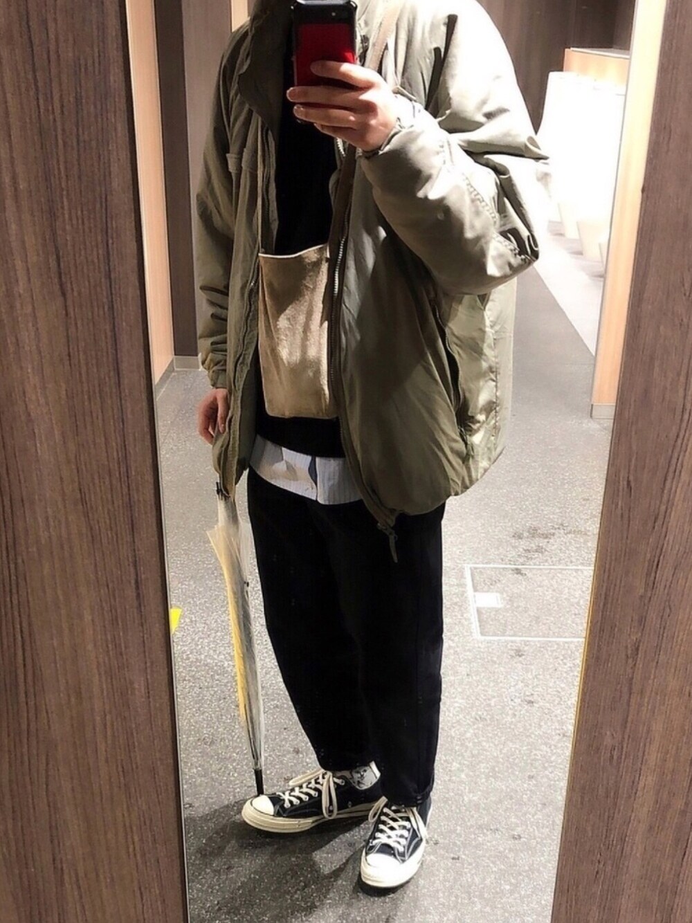 その他のダウンジャケット/コート、ベージュ系のショルダーバッグ、ブラック系のスニーカーを着用したメンズの春コーディネートの1枚目の写真
