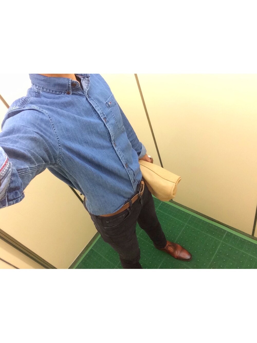 その他のデニムパンツ、ブルー系のシャツ/ブラウス、ベージュ系のクラッチバッグを着用したメンズの秋コーディネートの1枚目の写真