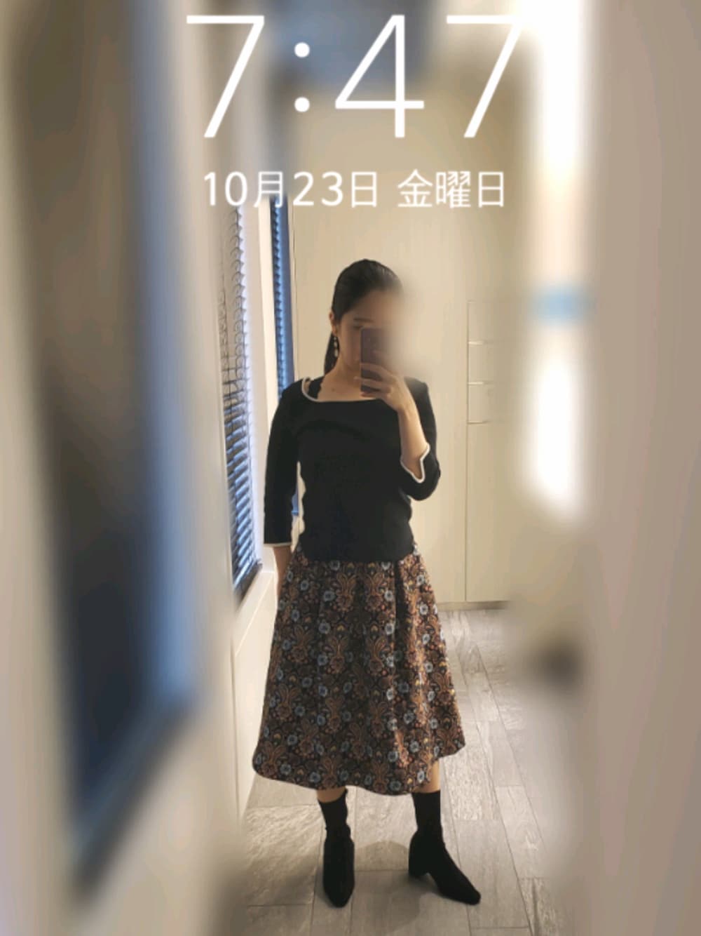 ブラック系のブーツ、ブルー系のスカート、ブラック系のTシャツ/カットソーを着用したレディースの秋コーディネートの1枚目の写真