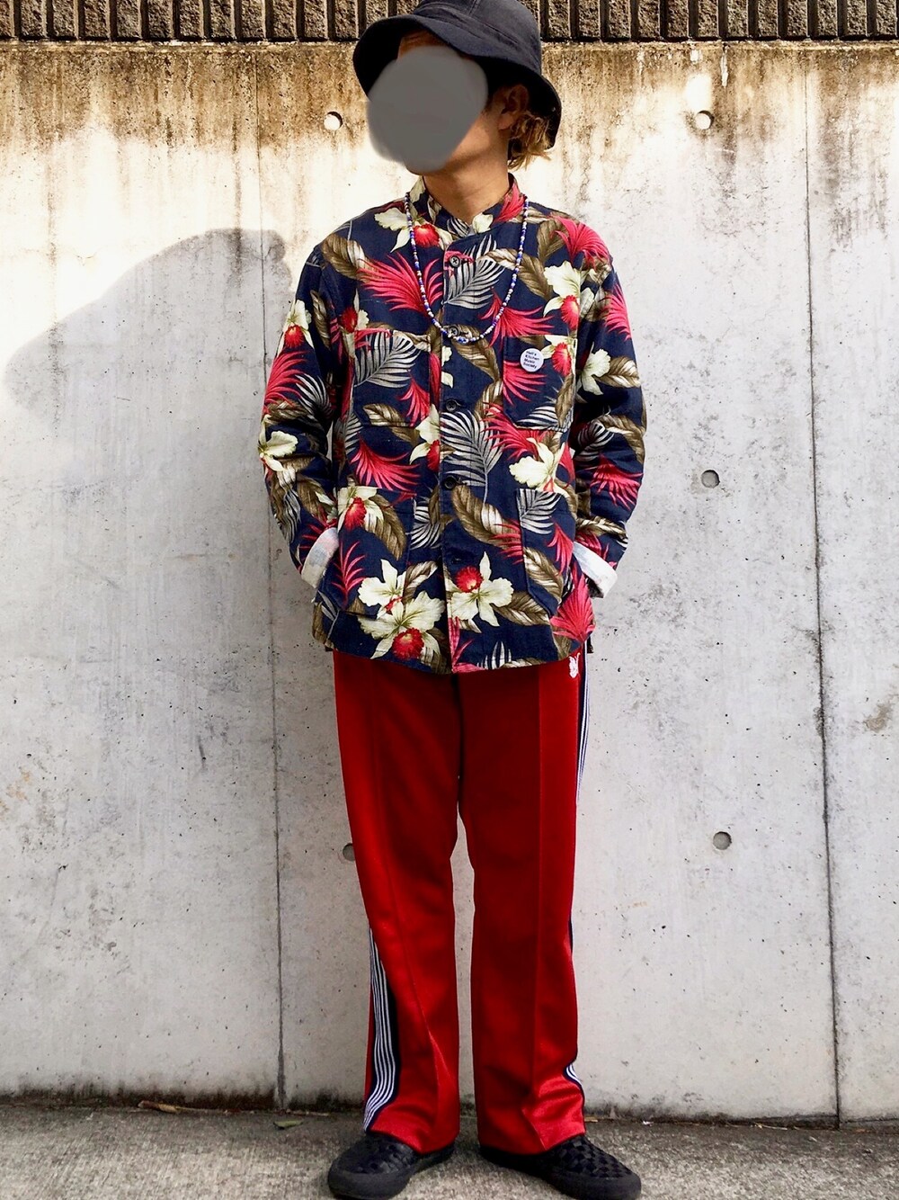 「ENGINEERED GARMENTS、トラックパンツ、Nepenthes」｜「Engineered Garmentsのアイテム（ノーカラージャケット、レッド系）」を使った、tkhellowさん（メンズ・165cm）の春コーディネートの1枚目の写真