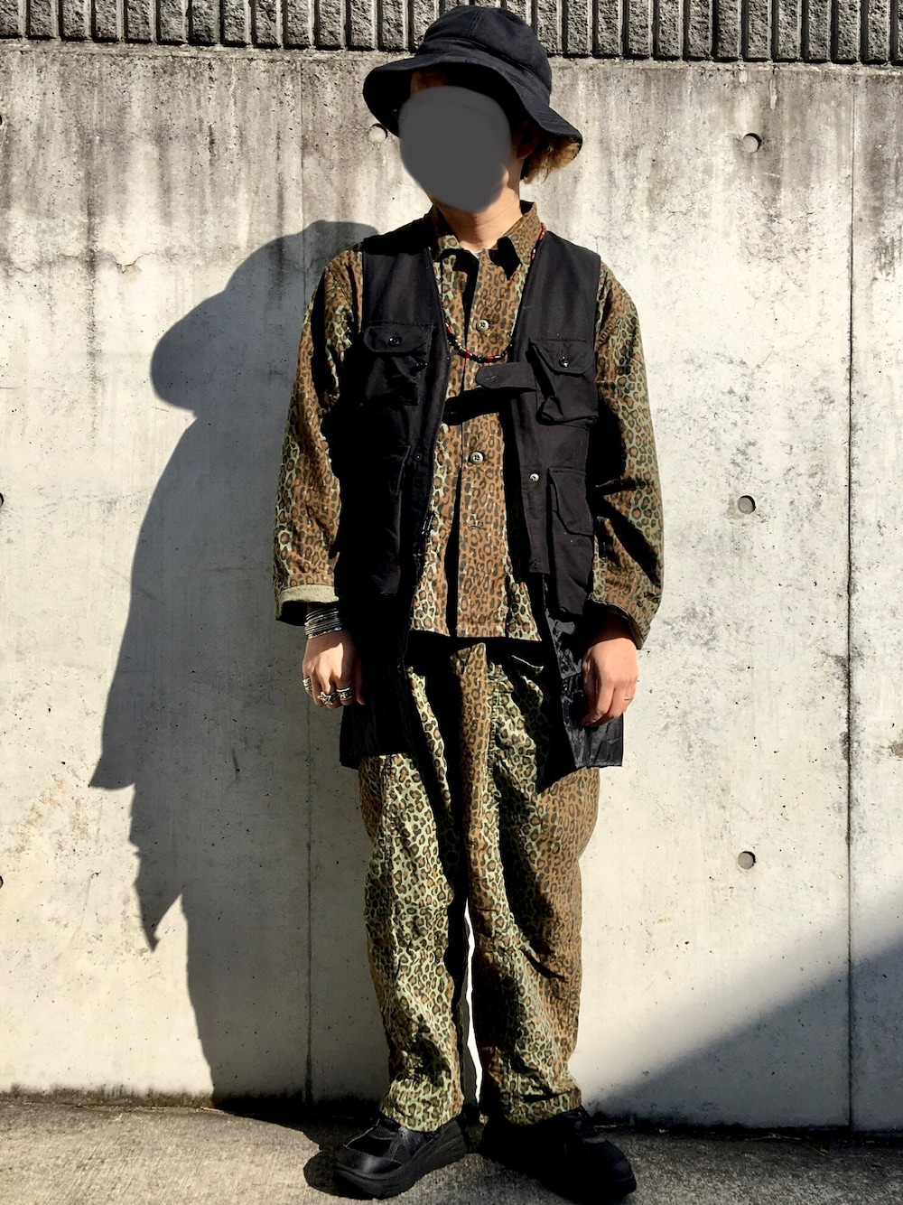 「レオパード、ENGINEERED GARMENTS、south2 west８、ベスト、柄物、カーキ」｜「South2 West8のアイテム（シャツ/ブラウス、グリーン系）」を使った、tkhellowさん（メンズ・165cm）の春コーディネートの1枚目の写真