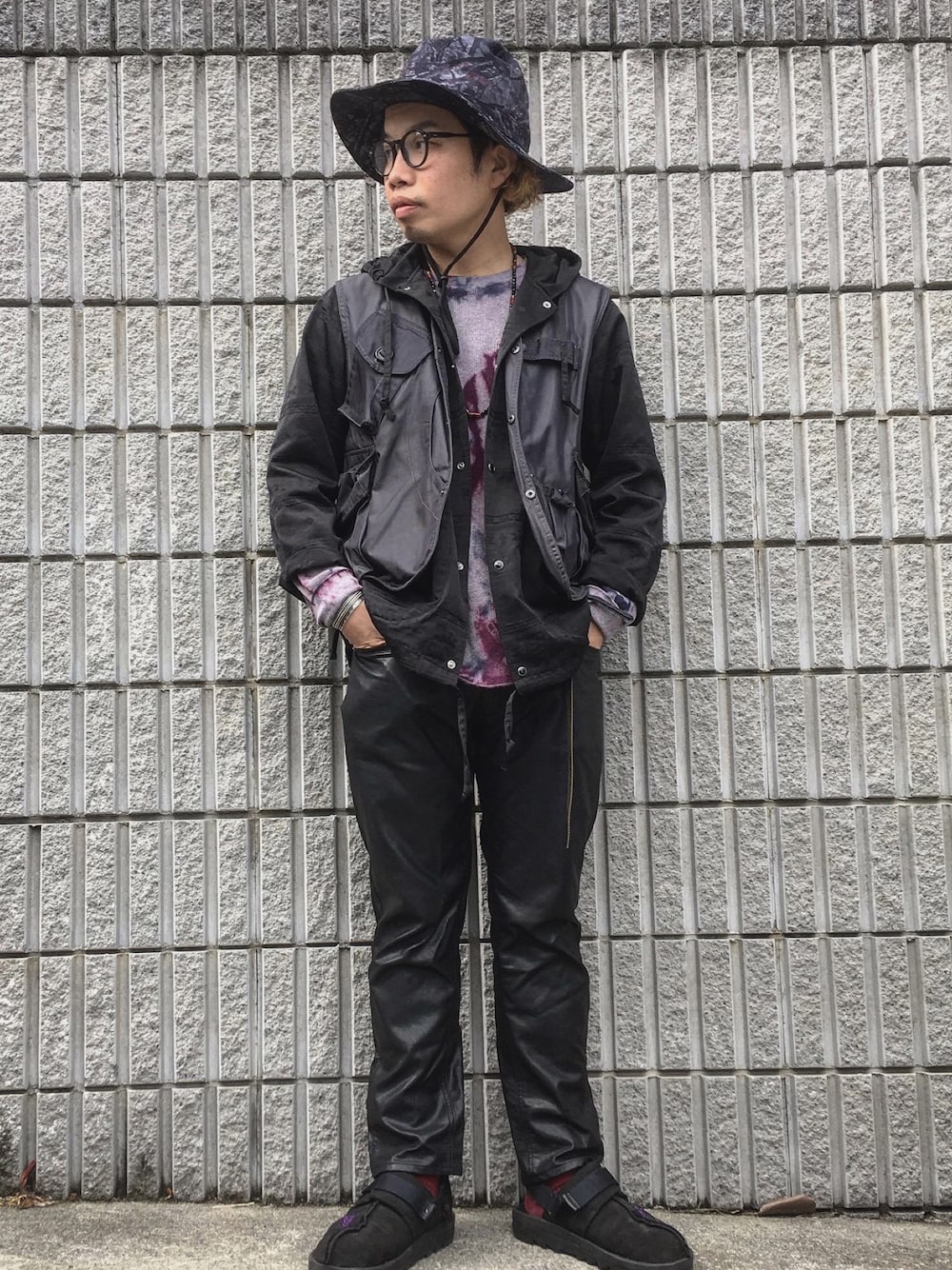 「south2 west８、タイダイ柄、レザーパンツ、迷彩、紫、パープル、ニードルズ、NEPENTES、NEEDLES」｜「South2 West8のアイテム（ハット、パープル系）」を使った、tkhellowさん（メンズ・165cm）の春コーディネートの1枚目の写真