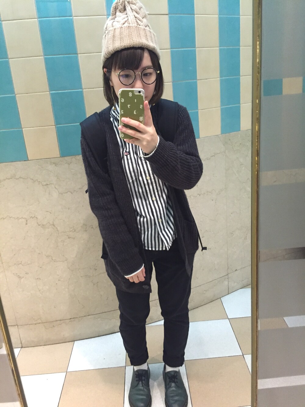 「カジュアル、ストライプシャツ、古着、古着MIX、めがね、プチプラ、UNIQLO、カーティガン、Dr.Martens、スキニーデニム」｜「POLO RALPH LAURENのアイテム（シャツ/ブラウス、ホワイト系）」を使った、おおのさん（レディース・149cm）の冬コーディネートの1枚目の写真