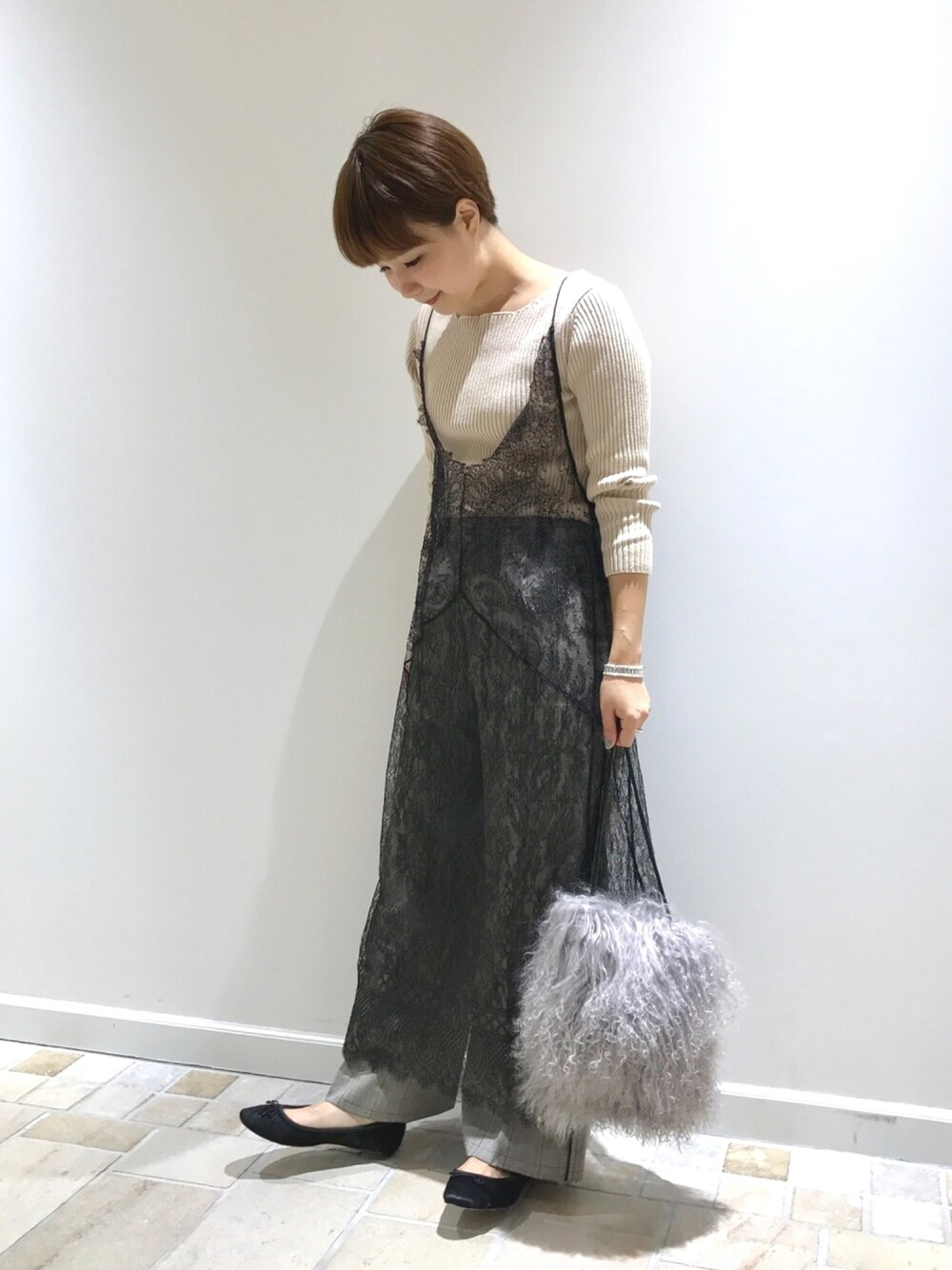 ブラック系のワンピース/ドレス、グレー系のショルダーバッグ、ブラック系のバレエシューズを着用したレディースの秋コーディネートの1枚目の写真