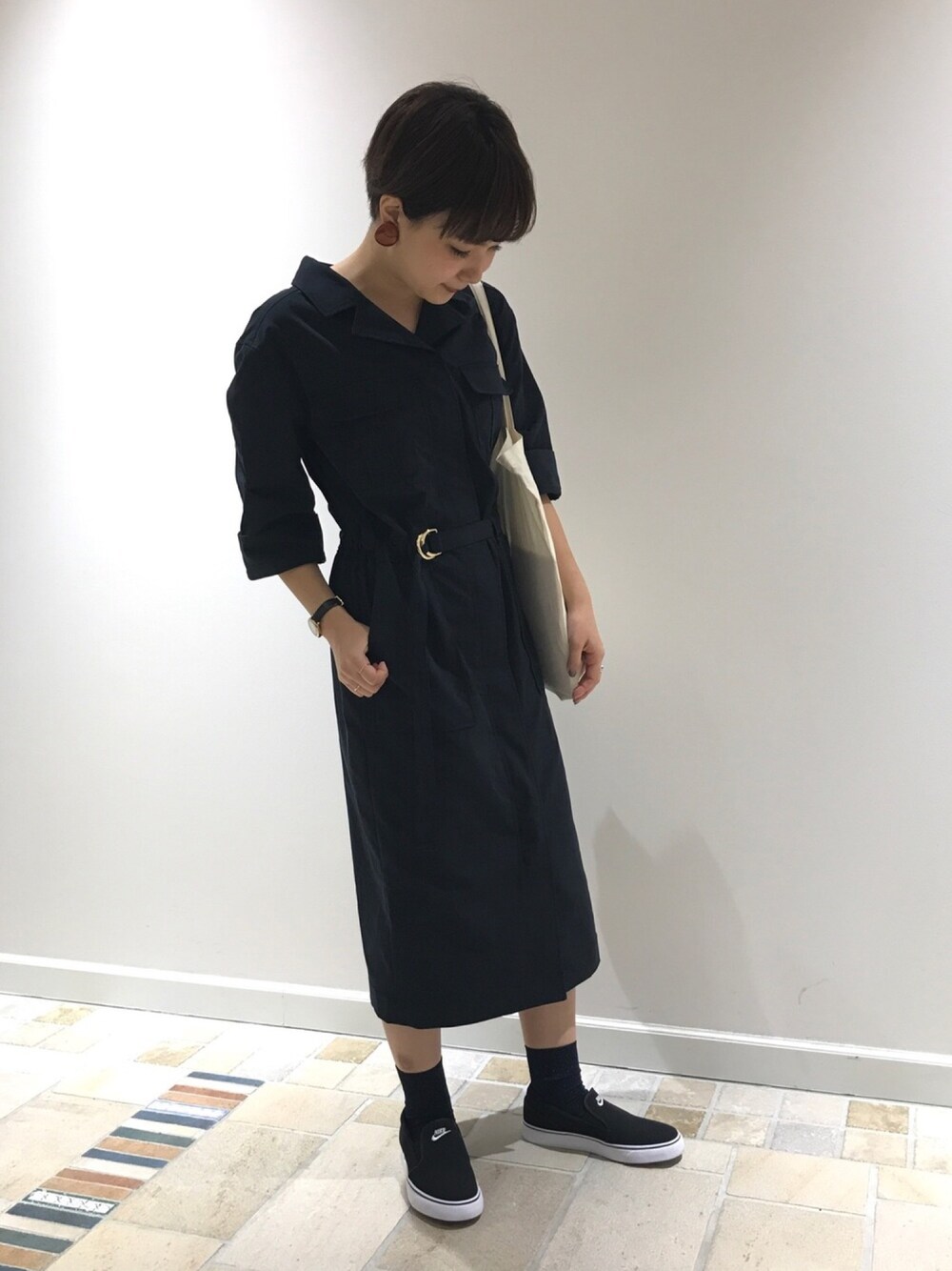 「大人カジュアル、リヴドロワ、RIVEDROITE、キレイめ、シンプル、ワンピース、ワンピース×スニーカー、NIKE、トートバック、スリッポン」｜「RIVE DROITEのユーティリティワンピース（ワンピース、ブルー系）」を使った、ayanoさん（レディース・158cm）の秋コーディネートの1枚目の写真