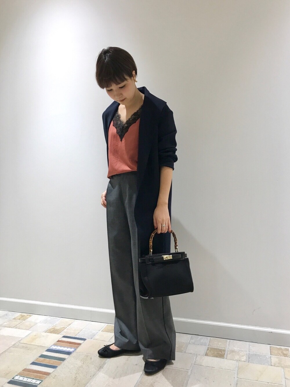 ブルー系のその他アウター、ピンク系のシャツ/ブラウス、グレー系のその他パンツを着用したレディースの秋コーディネートの1枚目の写真