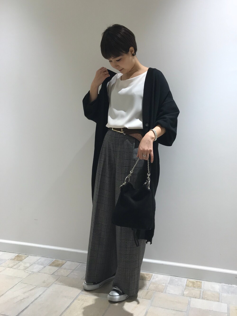 ブラック系のカーディガン/ボレロ、ホワイト系のシャツ/ブラウス、その他のその他パンツを着用したレディースの秋コーディネートの1枚目の写真