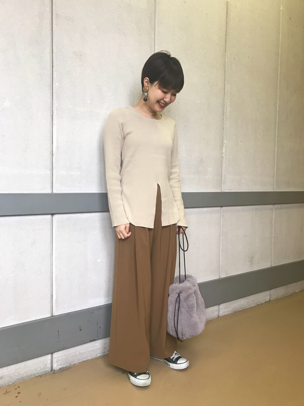 ベージュ系のニット/セーター、イエロー系のその他パンツ、グレー系のショルダーバッグを着用したレディースの秋コーディネートの1枚目の写真