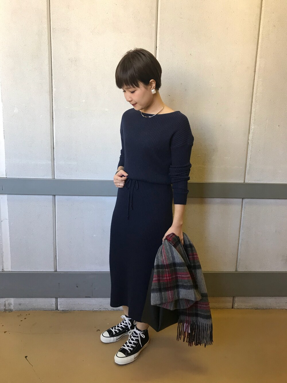 ブルー系のワンピース、ブラック系のスニーカー、ブラック系のショルダーバッグを着用したレディースの秋コーディネートの1枚目の写真