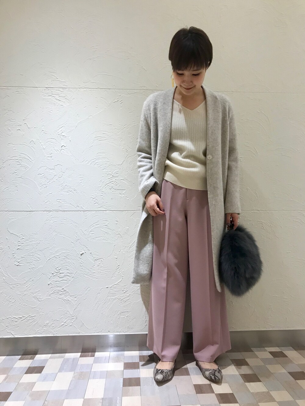 ベージュ系のその他アウター、ホワイト系のニット/セーター、ピンク系のその他パンツを着用したレディースの秋コーディネートの1枚目の写真