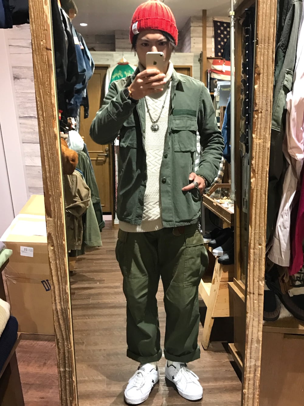 「アメカジ、FreeCity、Hysteric Glamour、HTC」｜「Universal Style Wearのアイテム（ニット/セーター、ホワイト系）」を使った、ボーイさん（メンズ・175cm）の春コーディネートの1枚目の写真