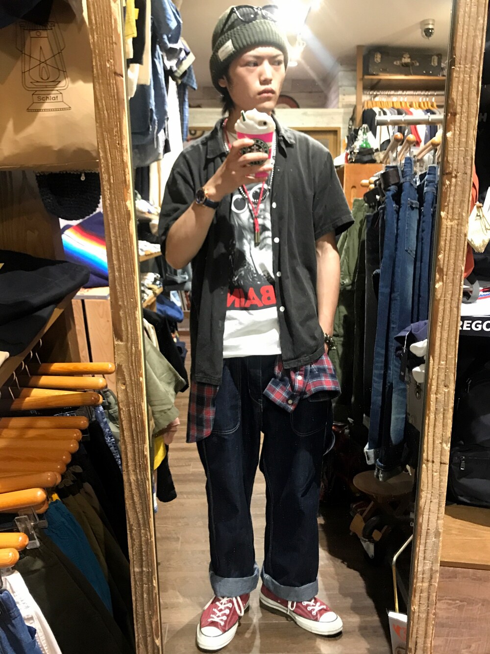 「アメカジ、グランジ、ロック、カートコバーン、ペインターパンツ、ゆったりコーデ、converse、70's、ヴィンテージ」｜「カートコバーンteeのアイテム（Tシャツ/カットソー、ホワイト系）」を使った、ボーイさん（メンズ・175cm）の春コーディネートの1枚目の写真