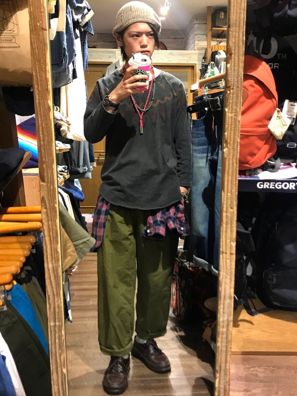 「インディアン、アメカジ、ヴィンテージ、七分袖、グランジ、ゆったりコーデ」｜「TELOVINのアイテム（Tシャツ/カットソー、ブラック系）」を使った、ボーイさん（メンズ・175cm）の春コーディネートの1枚目の写真