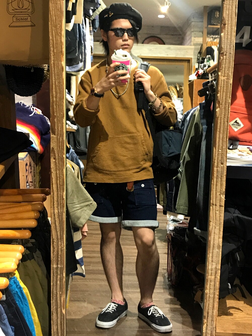 「アメカジ、カジュアル、アウトドアスタイル、ゆったりコーデ、ショートパンツ、VANS」｜「Nasngwamのアイテム（Tシャツ/カットソー、ブラウン系）」を使った、ボーイさん（メンズ・175cm）の春コーディネートの1枚目の写真