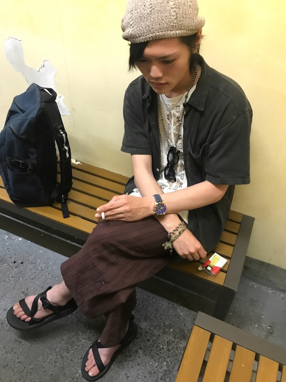 「ネイティブ柄、インディアン風、アメカジ、休日スタイル、仕事だけどね、夏、シャツスタイル、サンダル、ベレー帽」｜「Good Onのアイテム（シャツ/ブラウス、ブラック系）」を使った、ボーイさん（メンズ・175cm）の春コーディネートの1枚目の写真