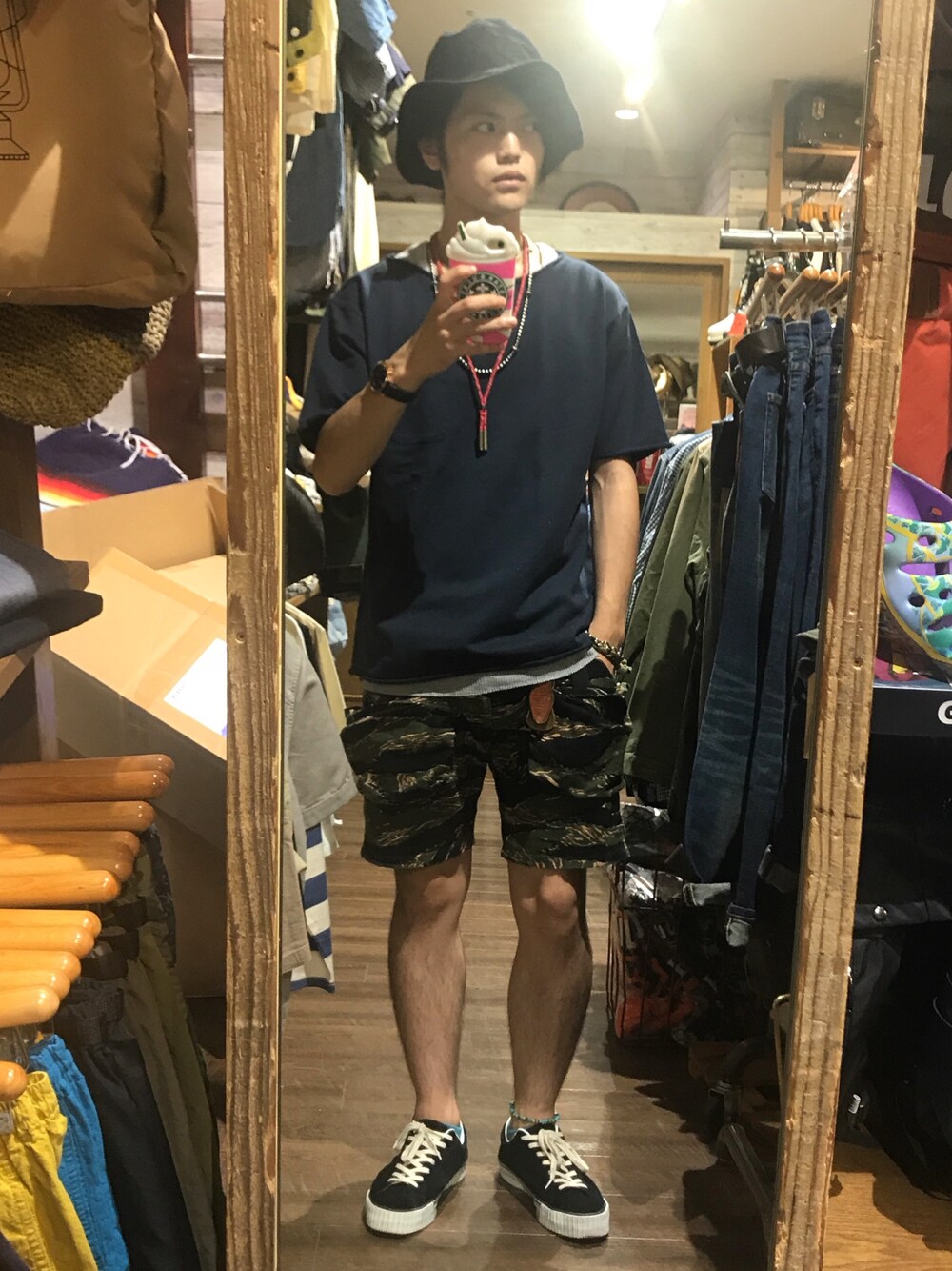 「夏コーデ、ビッグシルエット、スニーカー、ゆったりコーデ、ブラック、アメカジ、迷彩、ショートパンツ、レイヤードスタイル、カジュアルコーデ」｜「TESTIFYのアイテム（ハット、ブラック系）」を使った、ボーイさん（メンズ・175cm）の夏コーディネートの1枚目の写真