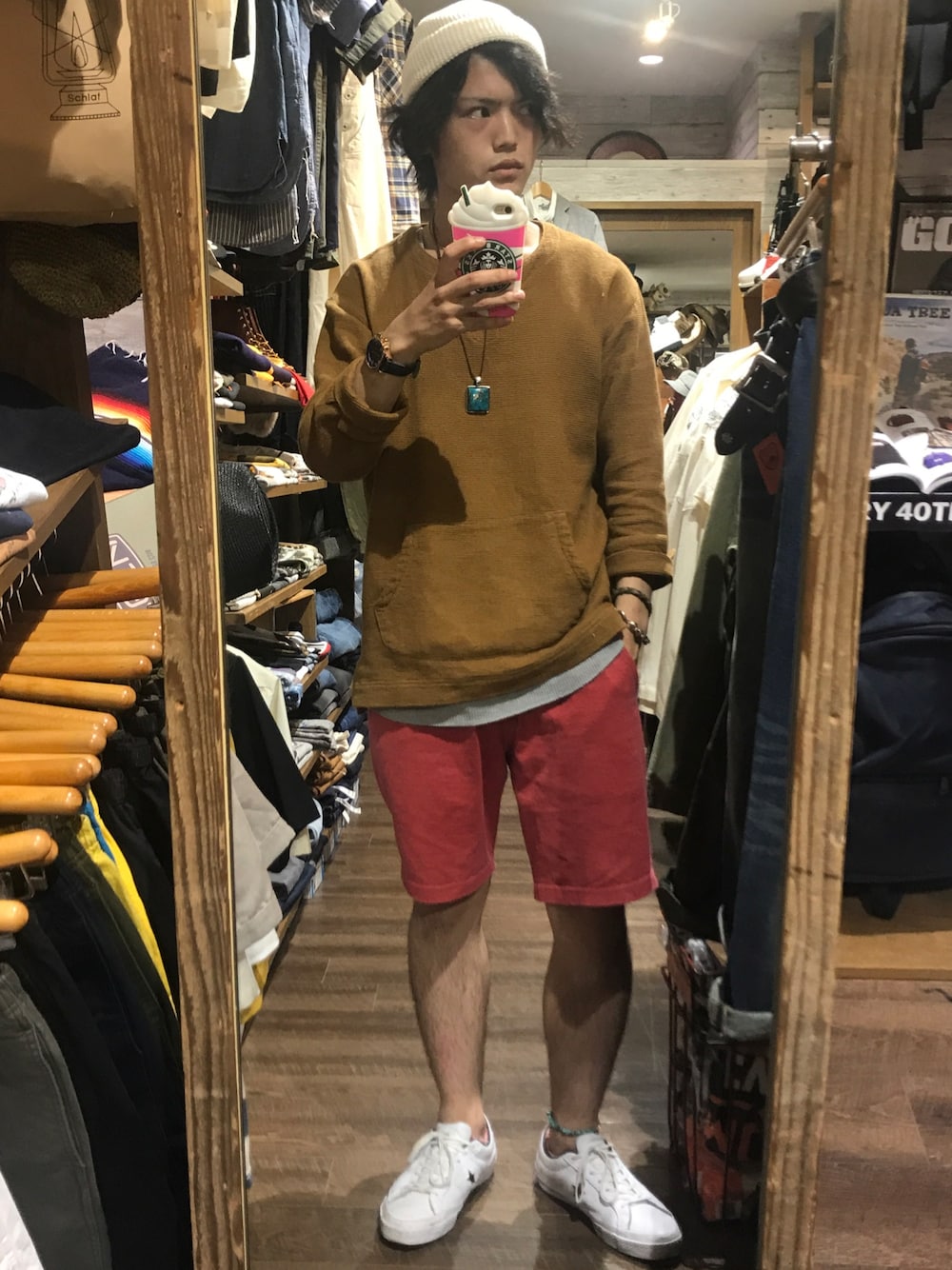 「レトロ、アメカジ、インディアンジュエリー、ゆったりコーデ、バランス重視、コンバース、ショートパンツ、ピンク、ニット帽、レイヤードスタイル」｜「Nasngwamのアイテム（Tシャツ/カットソー、ブラウン系）」を使った、ボーイさん（メンズ・175cm）の夏コーディネートの1枚目の写真