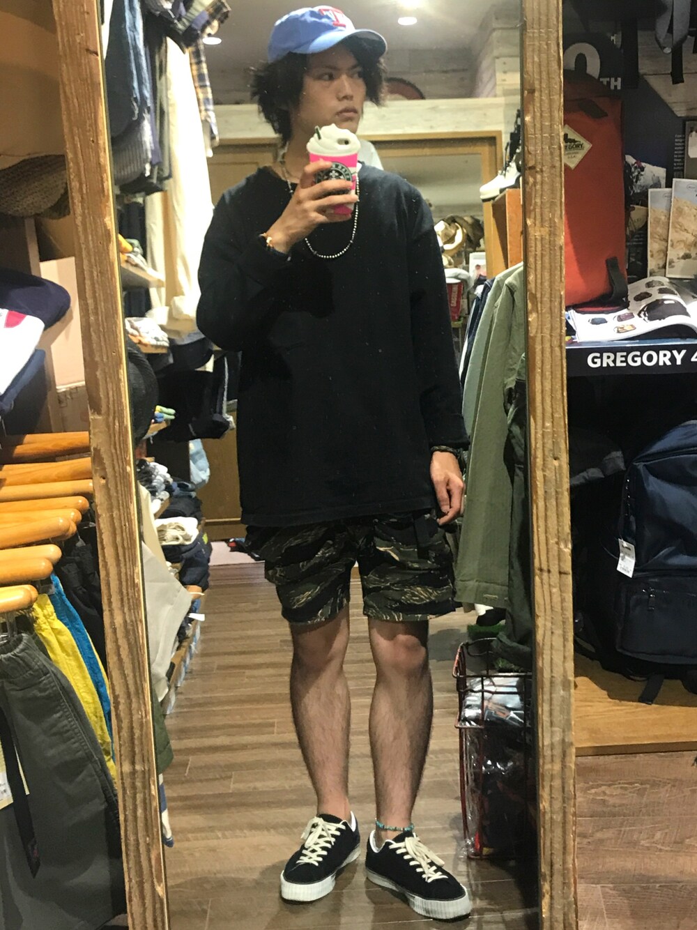 「シンプルコーデ、アメカジ、ビックシルエット、ゆるコーデ、ヴィンテージ、迷彩、キャップ、ドライブ、アメリカンカジュアル」｜「AMERICAN NEEDLEのアイテム（キャップ、ブルー系）」を使った、ボーイさん（メンズ・175cm）の夏コーディネートの1枚目の写真