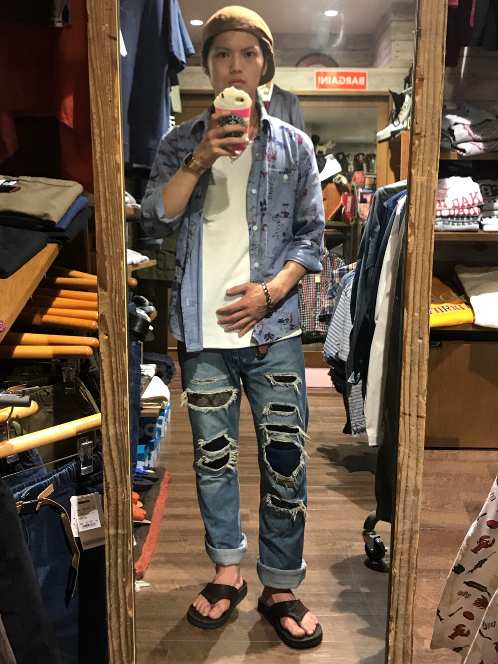 「アメカジ、柄シャツ、ダメージデニムパンツ、サーフ、キャスケット、サンダル」｜「DECHO ×ANACHRONORMのアイテム（キャスケット、ブラウン系）」を使った、ボーイさん（メンズ・175cm）の夏コーディネートの1枚目の写真