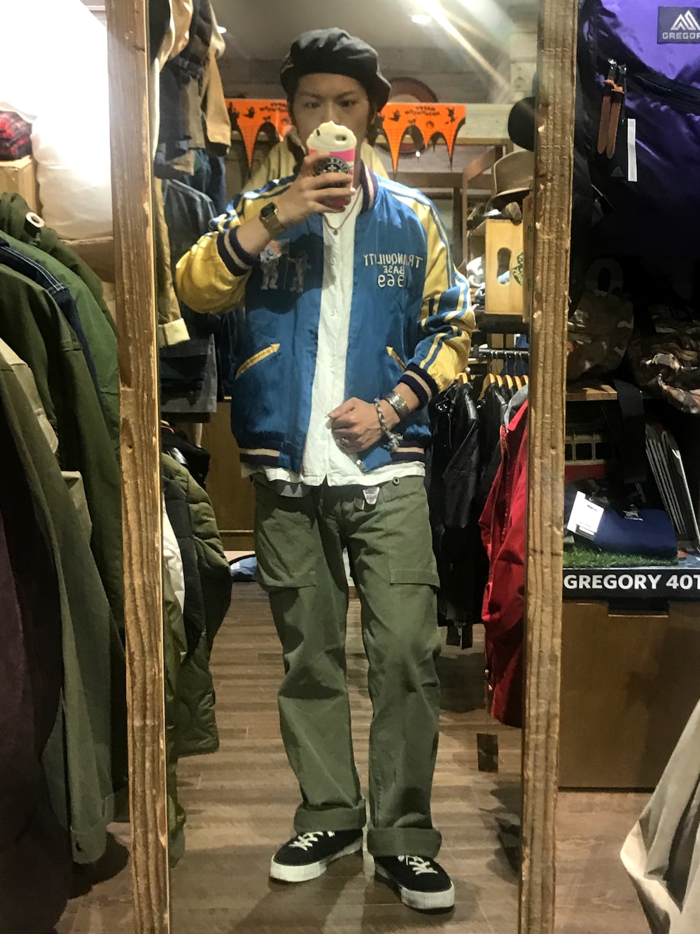 「アメカジ、レトロ、アメリカン、スカジャン、カーゴパンツ、リバーシブル、スニーカー、wearhalloween2017、インディアンジュエリー、TAILOR TOYO」｜「MISTER FREEDOMの（港商）Tailor Toyo×Mister Freedom （ジャケット/アウター、ブルー系）」を使った、ボーイさん（メンズ・174cm）の秋コーディネートの1枚目の写真