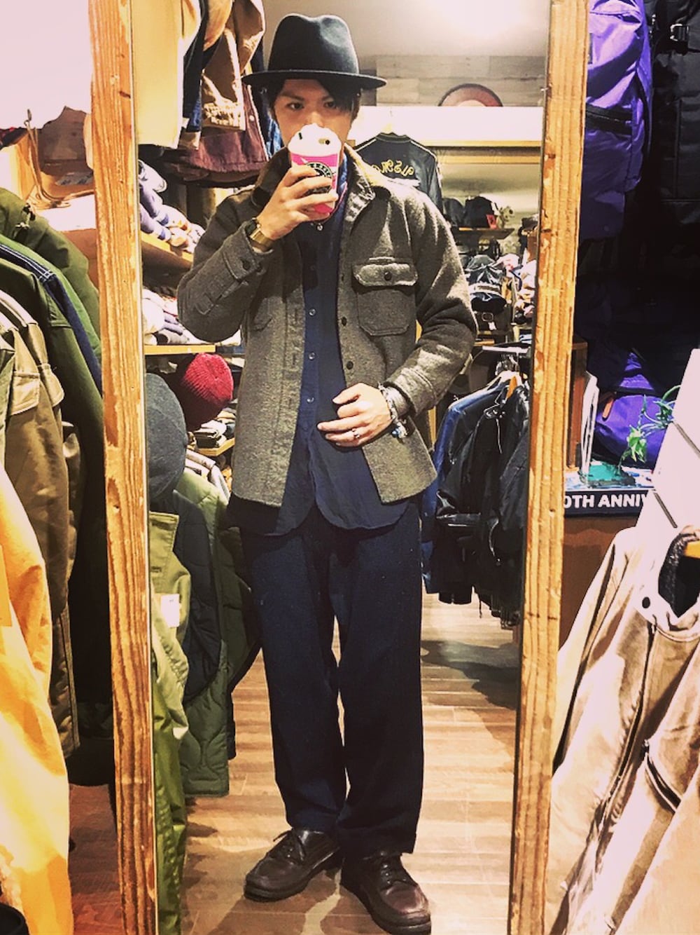 「秋のコーデ、アメカジ、ウールリッチ、レトロ、ハット、ジャケットスタイル、キレカジ、インディアンジュエリー」｜「WOOLRICHのアイテム（ジャケット/アウター、ブラウン系）」を使った、ボーイさん（メンズ・174cm）の秋コーディネートの1枚目の写真