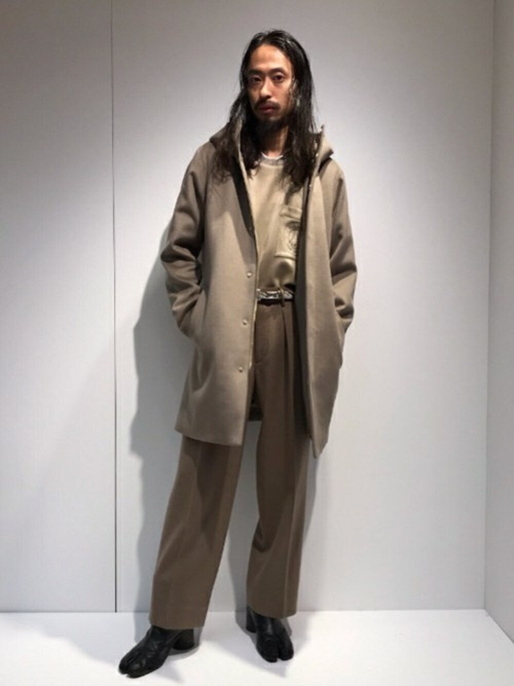 ベージュ系のその他アウター、ホワイト系のTシャツ/カットソー、イエロー系のスラックスを着用したメンズの秋コーディネートの1枚目の写真