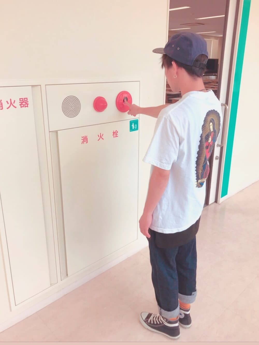 「Supreme のアイテム（キャップ、ブルー系）」を使った、四頭身さん（メンズ・165cm）の春コーディネートの1枚目の写真