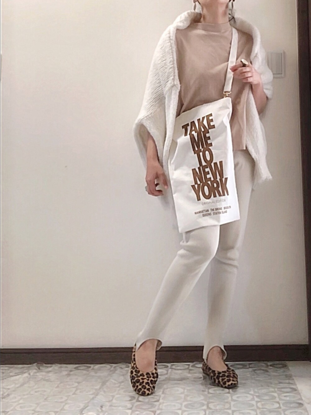 「ペールトーン、トレンカ、ざっくりニット、淡色コーデ、トートバッグ、ロゴバッグ」｜「Deuxieme ClasseのTAKE ME TO NY BAG（トートバッグ、ホワイト系）」を使った、Tomoさん（レディース・161cm）の秋コーディネートの1枚目の写真