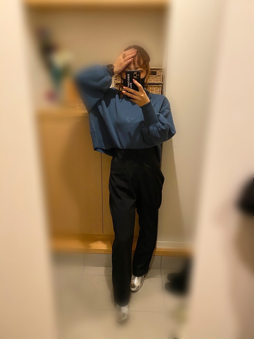 「ぽっちゃり、ハイウエストパンツ、ジーナシス、くすみブルー」｜「JEANASISのアソートテーパードワイドトラウザー（パンツ、ブラック系）」を使った、ハルカさん（レディース・159cm）の秋コーディネートの1枚目の写真