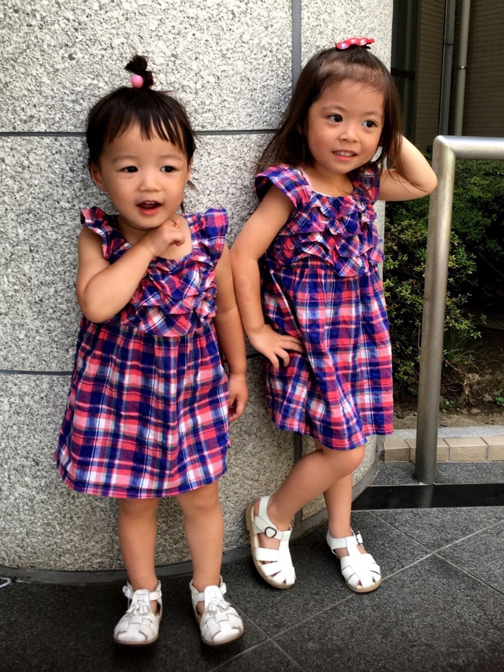 「姉妹コーデ、kids、ファミリアサンダル、マイブームのモデルポーズ(° ꈊ °)、チェック」｜「combiminiのアイテム（ワンピース、ピンク系）」を使った、Rikorikoさん（キッズ・90cm）の夏コーディネートの1枚目の写真
