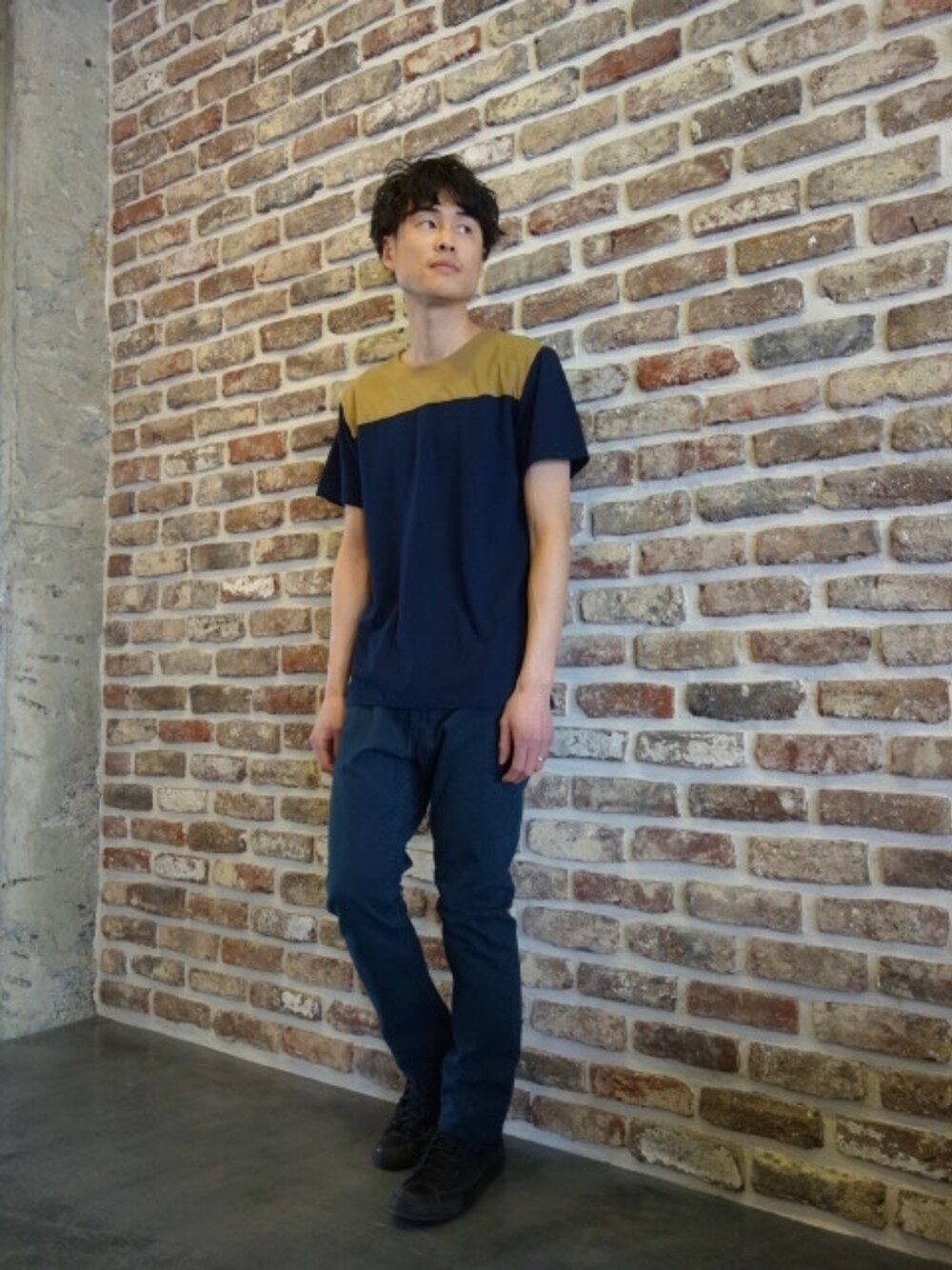 ブラック系のTシャツ/カットソー、ブラック系のチノパンツを着用したメンズの冬コーディネートの1枚目の写真