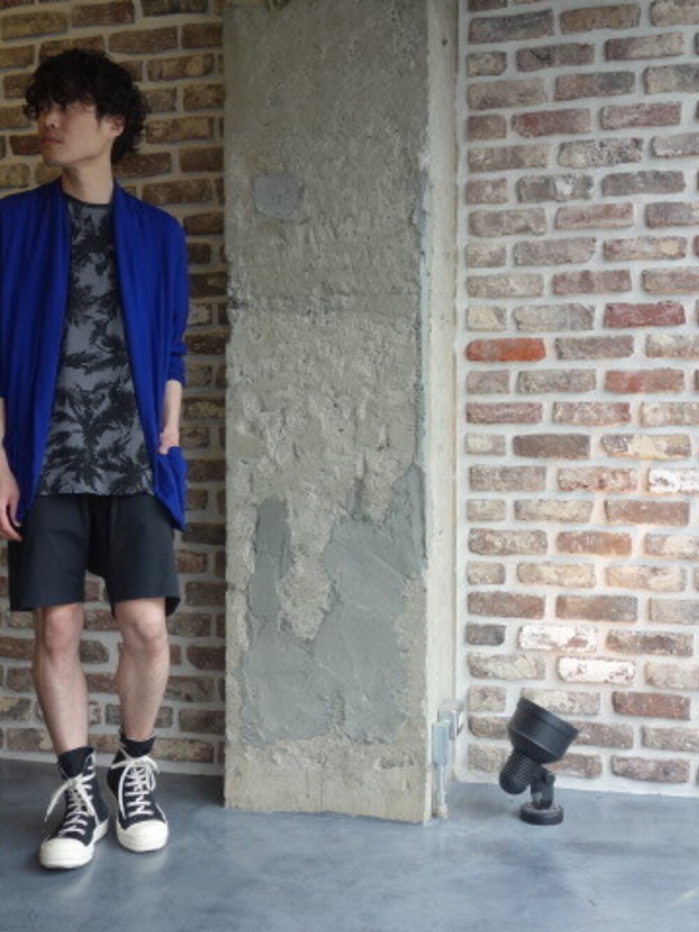ブルー系のカーディガン/ボレロ、ブラック系のTシャツ/カットソー、ブラック系のその他パンツを着用したメンズの春コーディネートの1枚目の写真