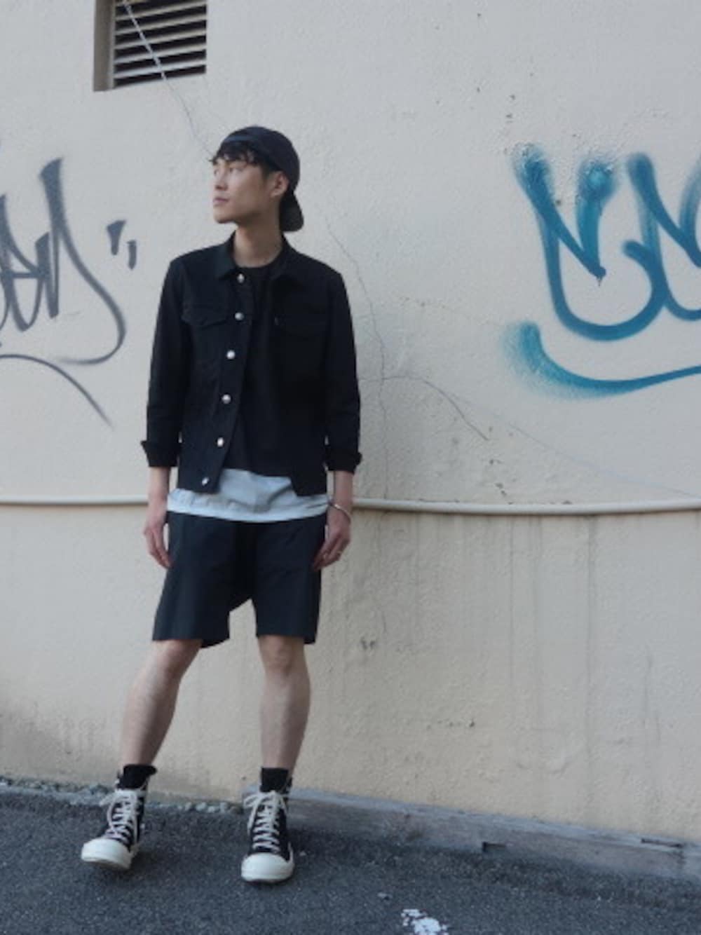 ブラック系のデニムジャケット、ブラック系のTシャツ/カットソー、ブラック系のその他パンツを着用したメンズの夏コーディネートの1枚目の写真