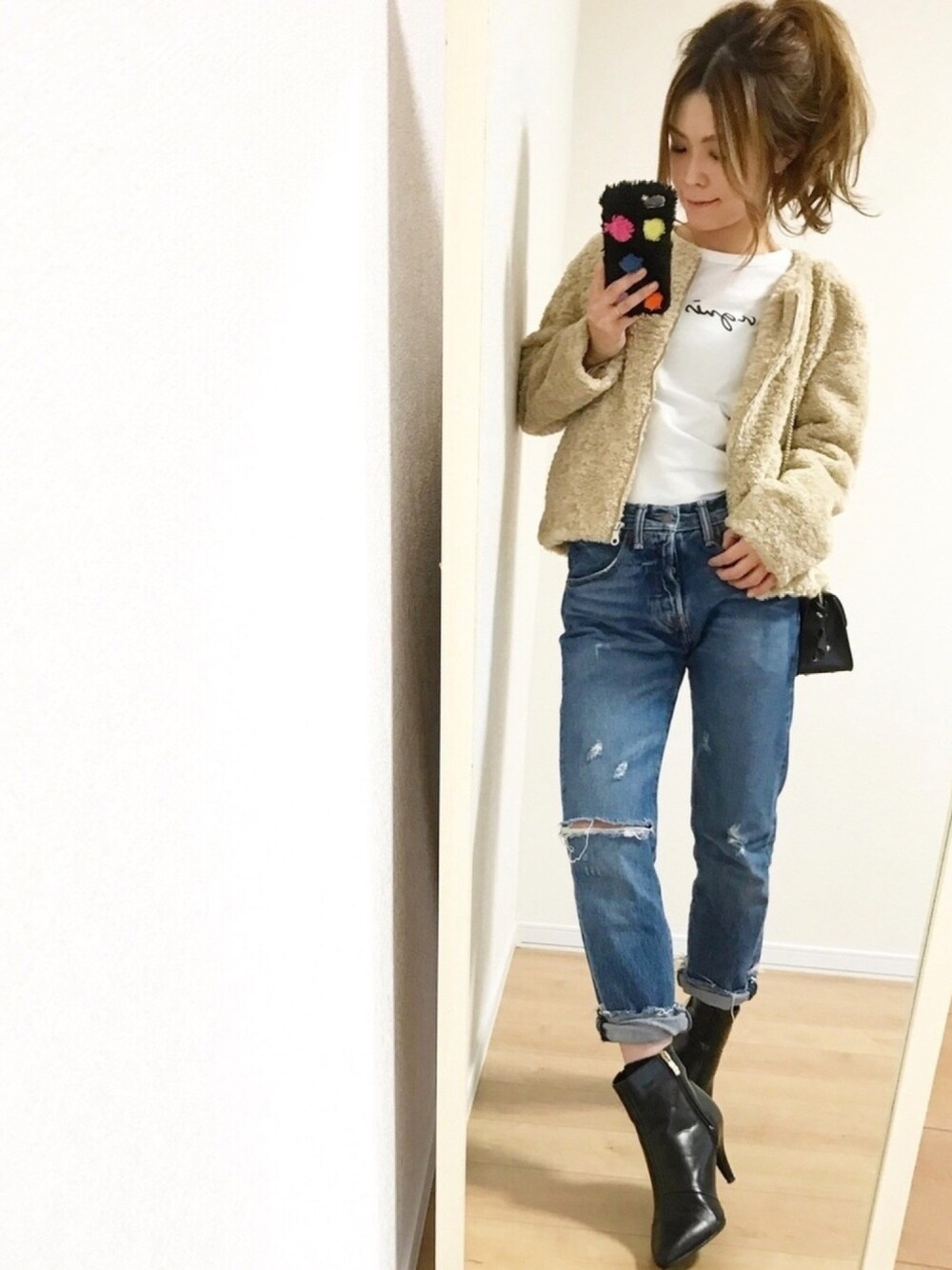 ベージュ系のブルゾン、ホワイト系のTシャツ/カットソー、ブルー系のデニムパンツを着用したレディースの秋コーディネートの1枚目の写真