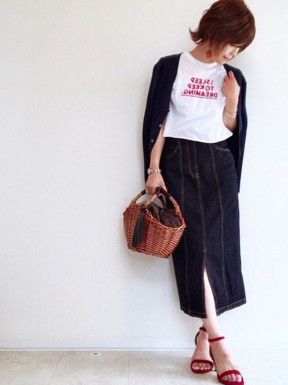 ブルー系のカーディガン/ボレロ、ホワイト系のTシャツ/カットソー、ブルー系のデニムスカートを着用したレディースの春コーディネートの1枚目の写真