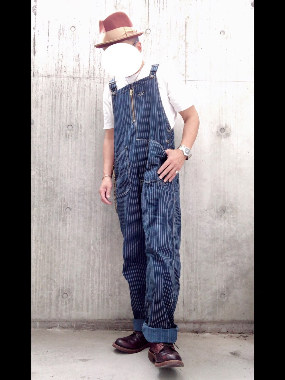 「シンプル、アメカジ、オーバーオール、ブーツ、SCHOTT、Chippewa、UNIQLO、白Tシャツ、おしゃれさんと繋がりたい」｜「schottの【直営店舗限定】Schott/ショット/OLD HICKORY OVERALL/オールド ヒッコリー オーバーオール（サロペット/オーバーオール、ブルー系）」を使った、satozakkさん（メンズ・169cm）の秋コーディネートの1枚目の写真