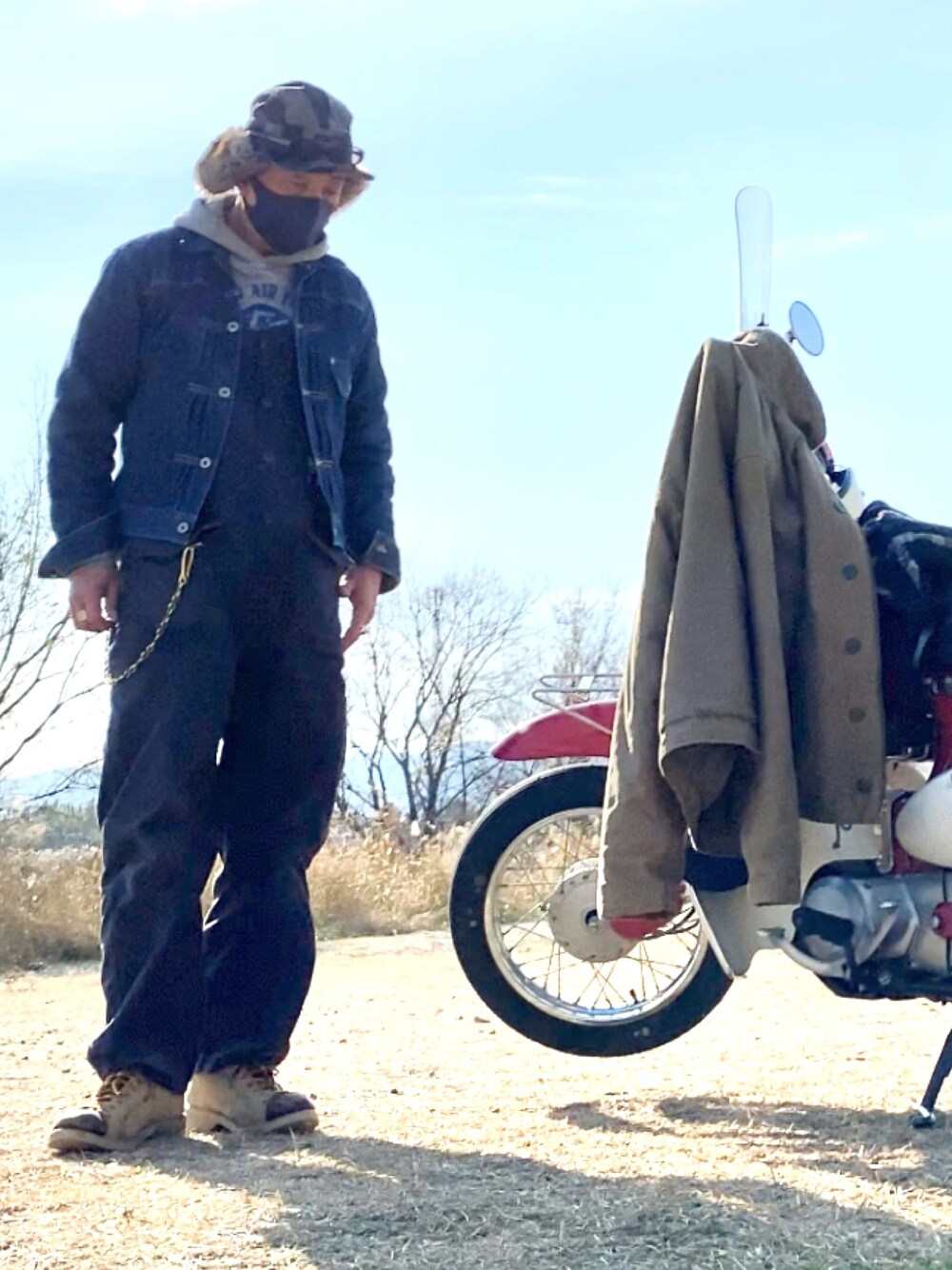 「アメカジ、military、オーバーオール、デッキパンツ、N-1デッキジャケット、キャンプ、キャンプコーデ、冬のコーデ、冬」｜「LeeのCOWBOY JACKET（デニムジャケット、ブルー系）」を使った、satozakkさん（メンズ・169cm）の冬コーディネートの1枚目の写真