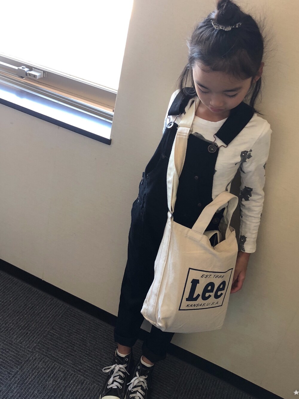 「キッズコーデ、おんなのこ、ライトオン、韓国子供服、コンバース」｜「Right-onのアイテム（バッグ、ホワイト系）」を使った、srさん（キッズ・120cm）の秋コーディネートの1枚目の写真