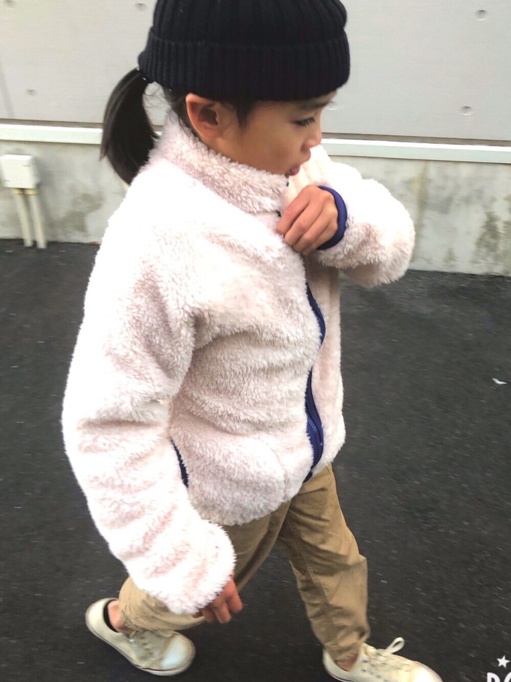 「キッズコーデ、グローバルワーク(GLOBAL WORK)、ブリーズ、コンバース、おんなのこ」｜「BREEZEのファーフリースジャケット（マウンテンパーカー、ホワイト系）」を使った、srさん（キッズ・120cm）の秋コーディネートの1枚目の写真
