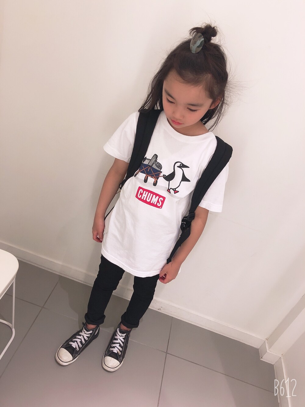 「チャムス、H & M、女の子、キッスコーデ、スキニーデニム」｜「CHUMSのアイテム（Tシャツ/カットソー、ホワイト系）」を使った、srさん（キッズ・120cm）の春コーディネートの1枚目の写真