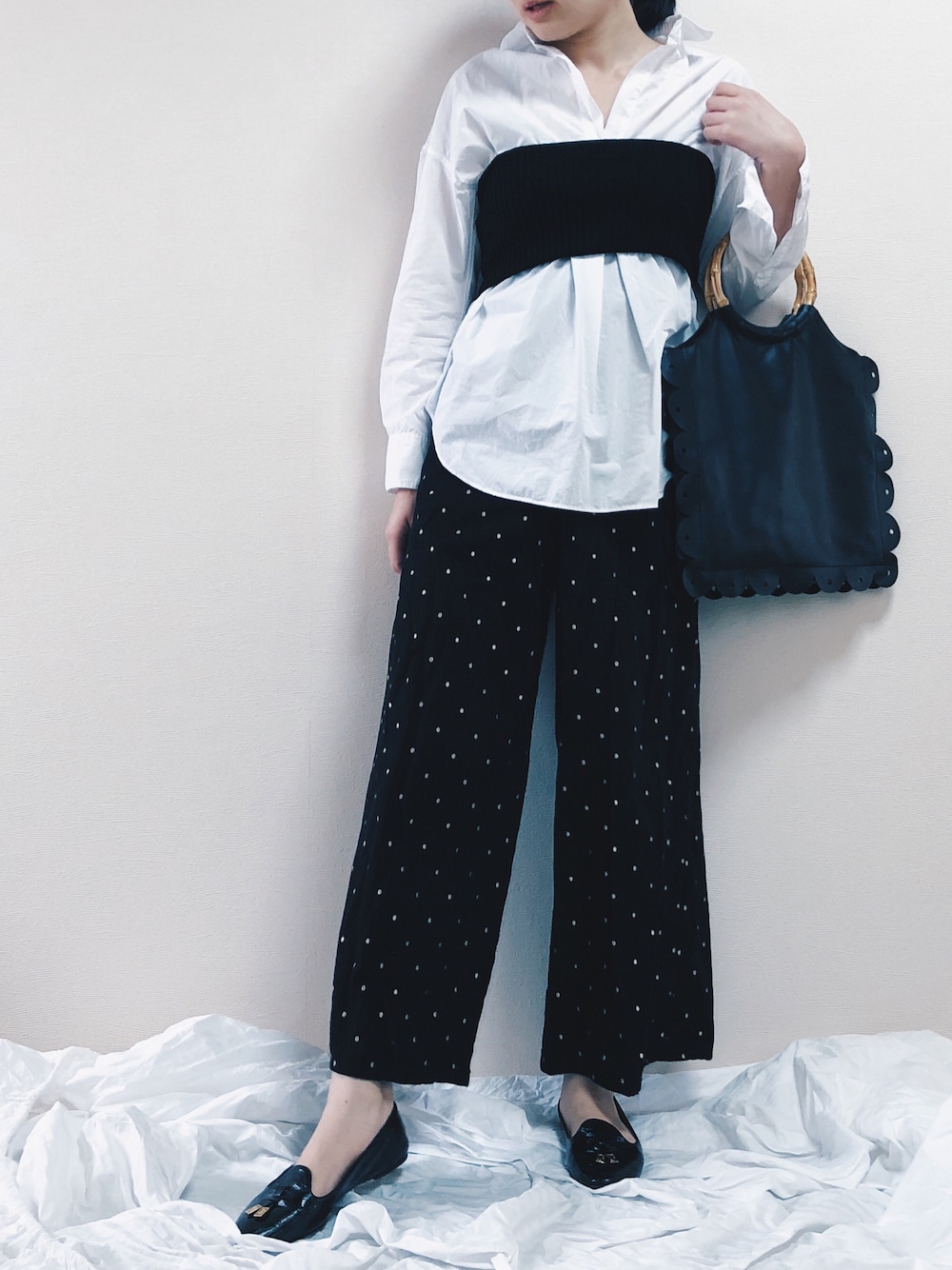 「黒、ワイドパンツ、ドット、ドット柄、ビスチェ、白シャツ、シャツスタイル、白黒、モノトーン、ユニクロ」｜「LOWRYS FARMのリブニットビスチェ　770152 （その他トップス、ブラック系）」を使った、N .さん（レディース・162cm）の秋コーディネートの1枚目の写真