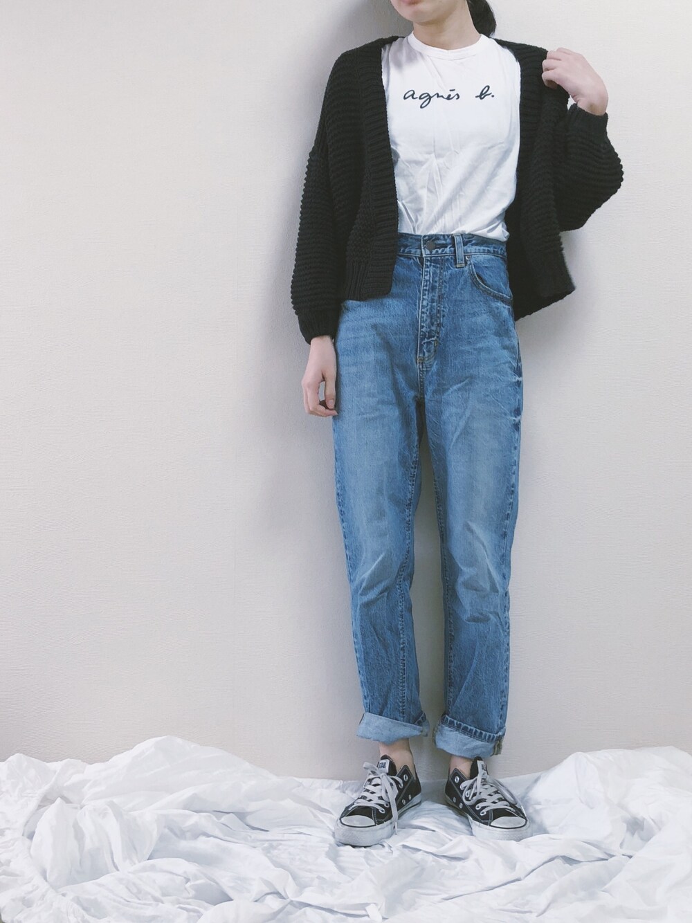 ブルー系のデニムパンツ、ブラック系のカーディガン/ボレロ、ホワイト系のTシャツ/カットソーを着用したレディースの秋コーディネートの1枚目の写真