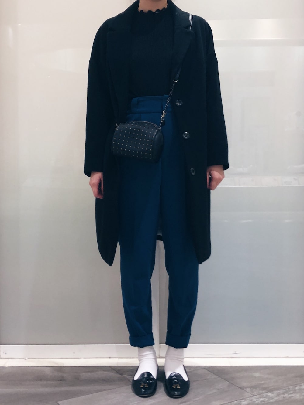 「ootd、プチプラコーデ、パンツスタイル、ユニクロ、青、黒」｜「LOWRYS FARMのキャリーマンテーパードパンツ　728589 （その他パンツ、ブルー系）」を使った、N .さん（レディース・162cm）の冬コーディネートの1枚目の写真