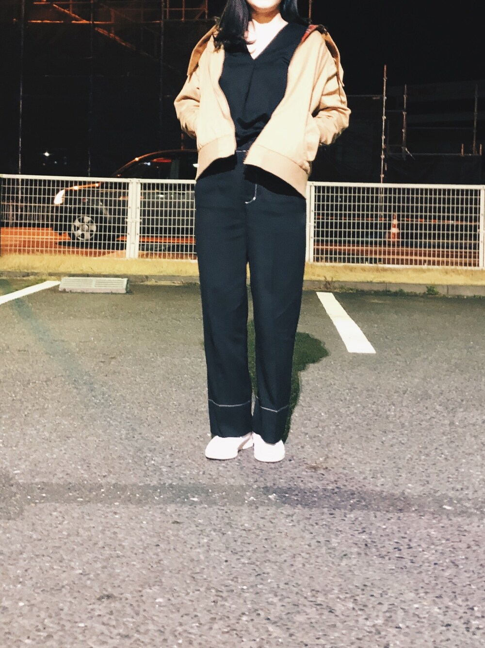 「ブラック、黒、春、パンツスタイル、カジュアルコーデ、ootd、スニーカー、スタンスミス」｜「BEAMS BOYのBEAMS BOY / コットン ドッグイヤー ジャケット（ブルゾン、グリーン系）」を使った、N .さん（レディース・162cm）の春コーディネートの1枚目の写真