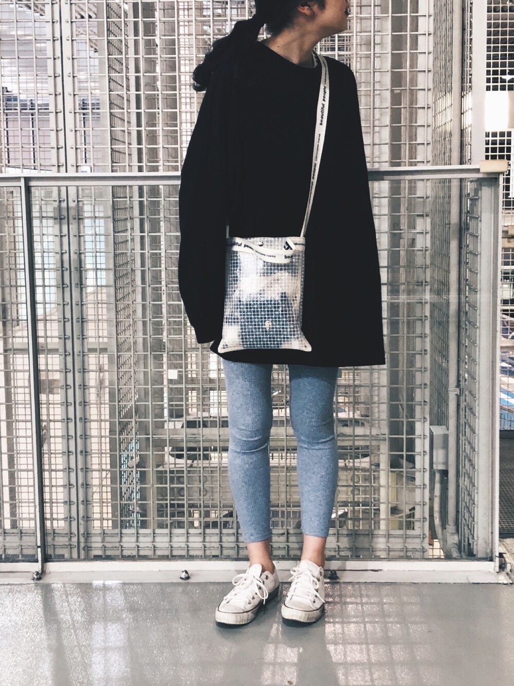 「休日スタイル、ラクチンコーデ、ラフ、ootd、ショルダーバッグ、レギンス、コンバース、beautiful people」｜「recaのゆったりラフな着心地◆超ビックシルエットカットソー（Tシャツ/カットソー、ブラック系）」を使った、N .さん（レディース・162cm）の春コーディネートの1枚目の写真