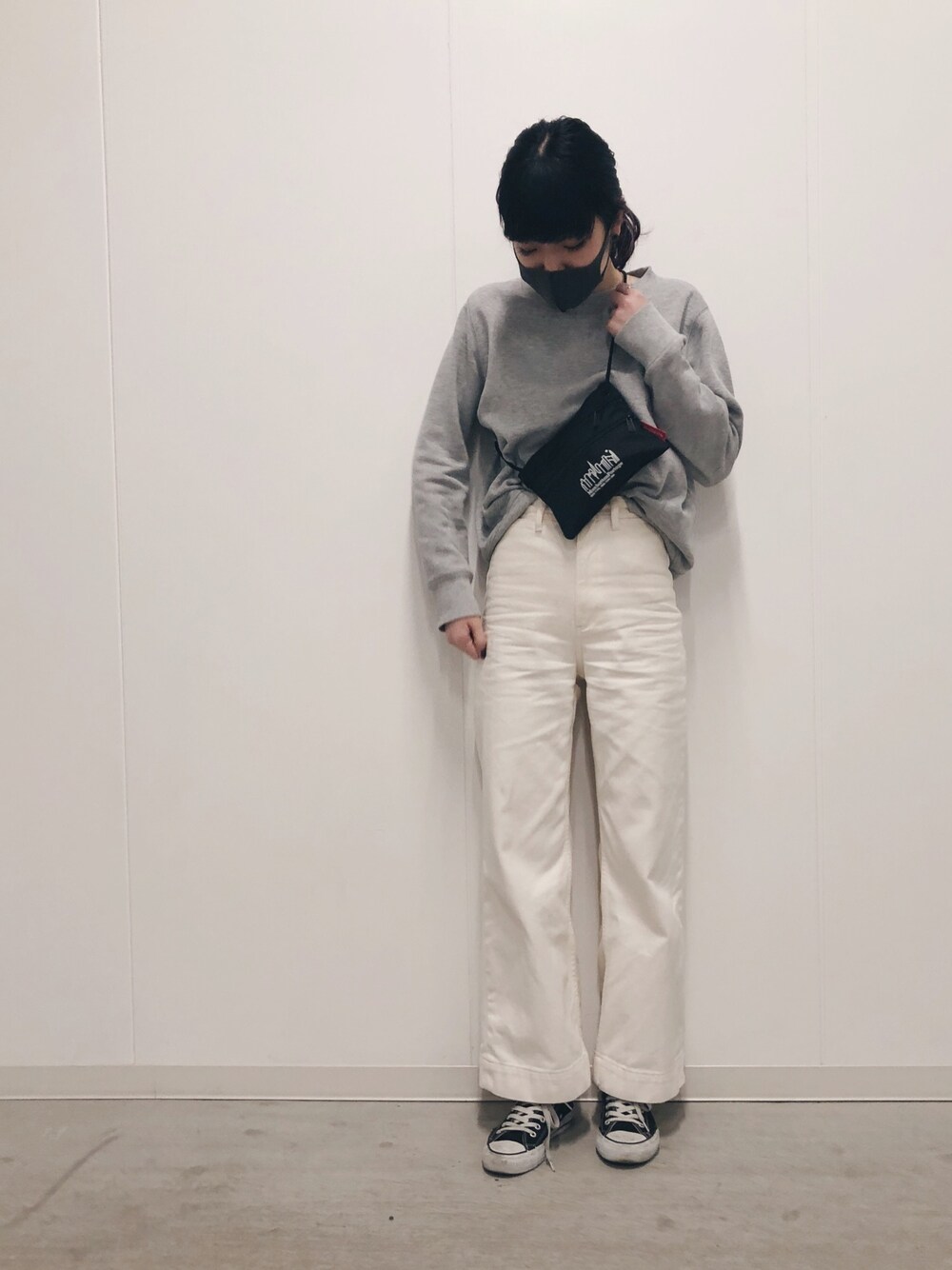 「シンプル、カジュアルコーデ、パンツスタイル、スニーカー、コンバース、converse、トレーナー、GU、サコッシュ」｜「AZUL by moussyのDARTS DENIM WIDE（デニムパンツ、ホワイト系）」を使った、N .さん（レディース・162cm）の春コーディネートの1枚目の写真