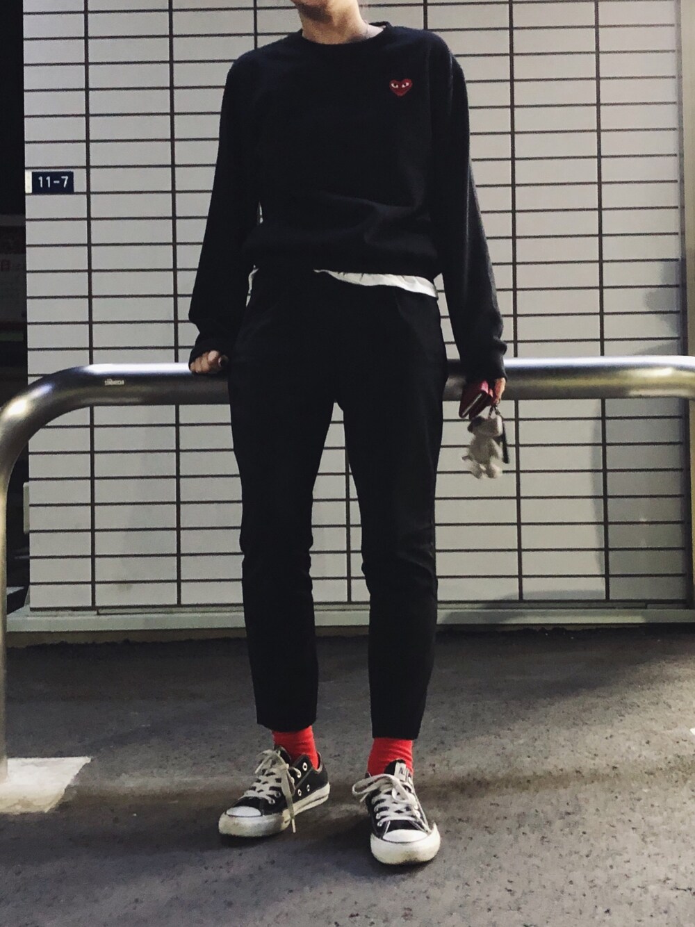 「黒、black、ブラック、シンプルコーデ、カジュアル、トレーナー、赤い靴下、コンバース、converse」｜「CONVERSEのCONVERSE コンバース ALL STAR OX オールスター オックス　（スニーカー、ブラック系）」を使った、N .さん（レディース・162cm）の春コーディネートの1枚目の写真