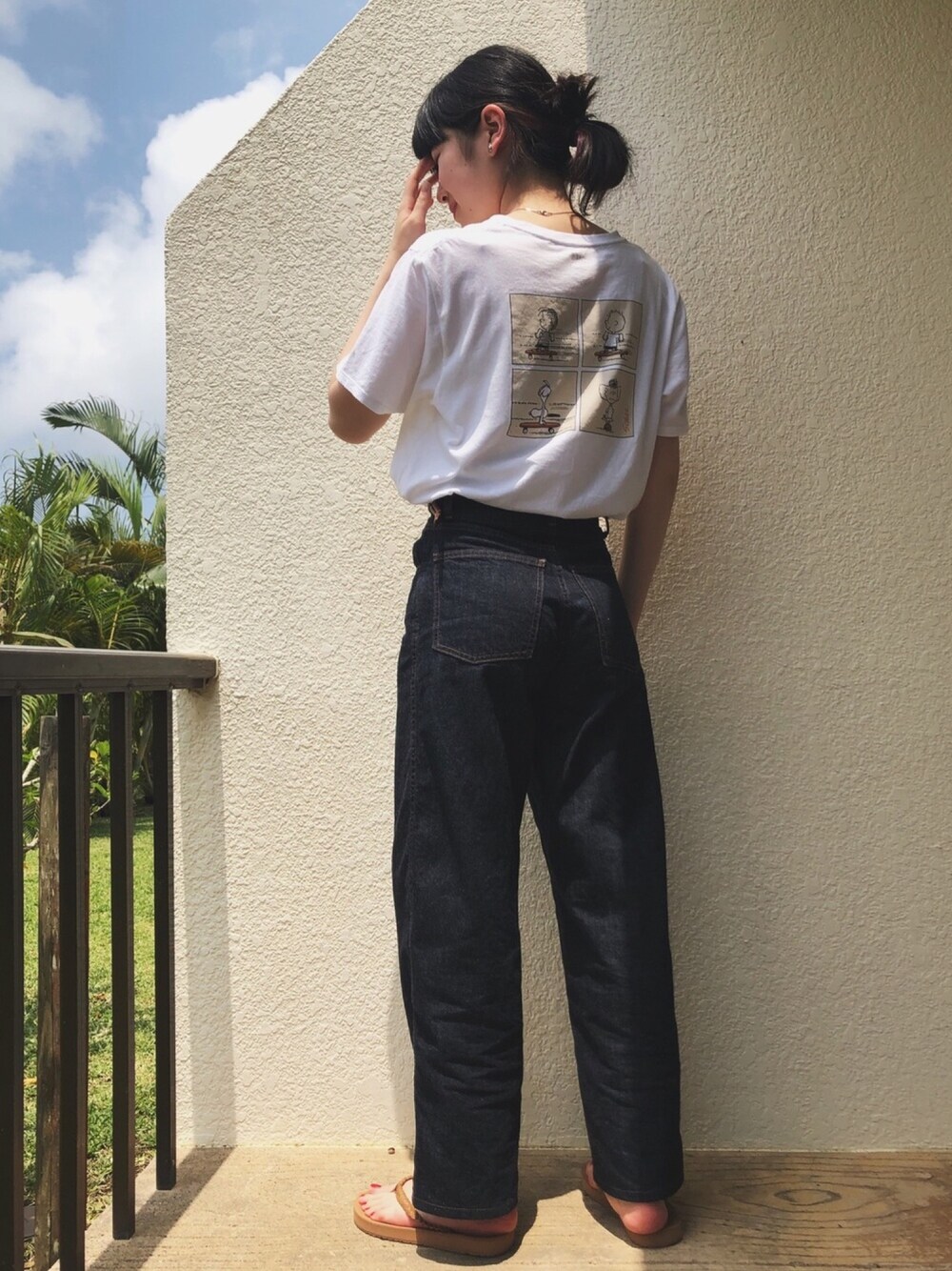 「プチプラ、ラフ、シンプル、ユニクロ、UNIQLO、スヌーピー、Tシャツ、白Tシャツ、ハイウエスト、デニム」｜「Minnetonkaのアイテム（ビーチサンダル、ブラウン系）」を使った、N .さん（レディース・162cm）の春コーディネートの1枚目の写真