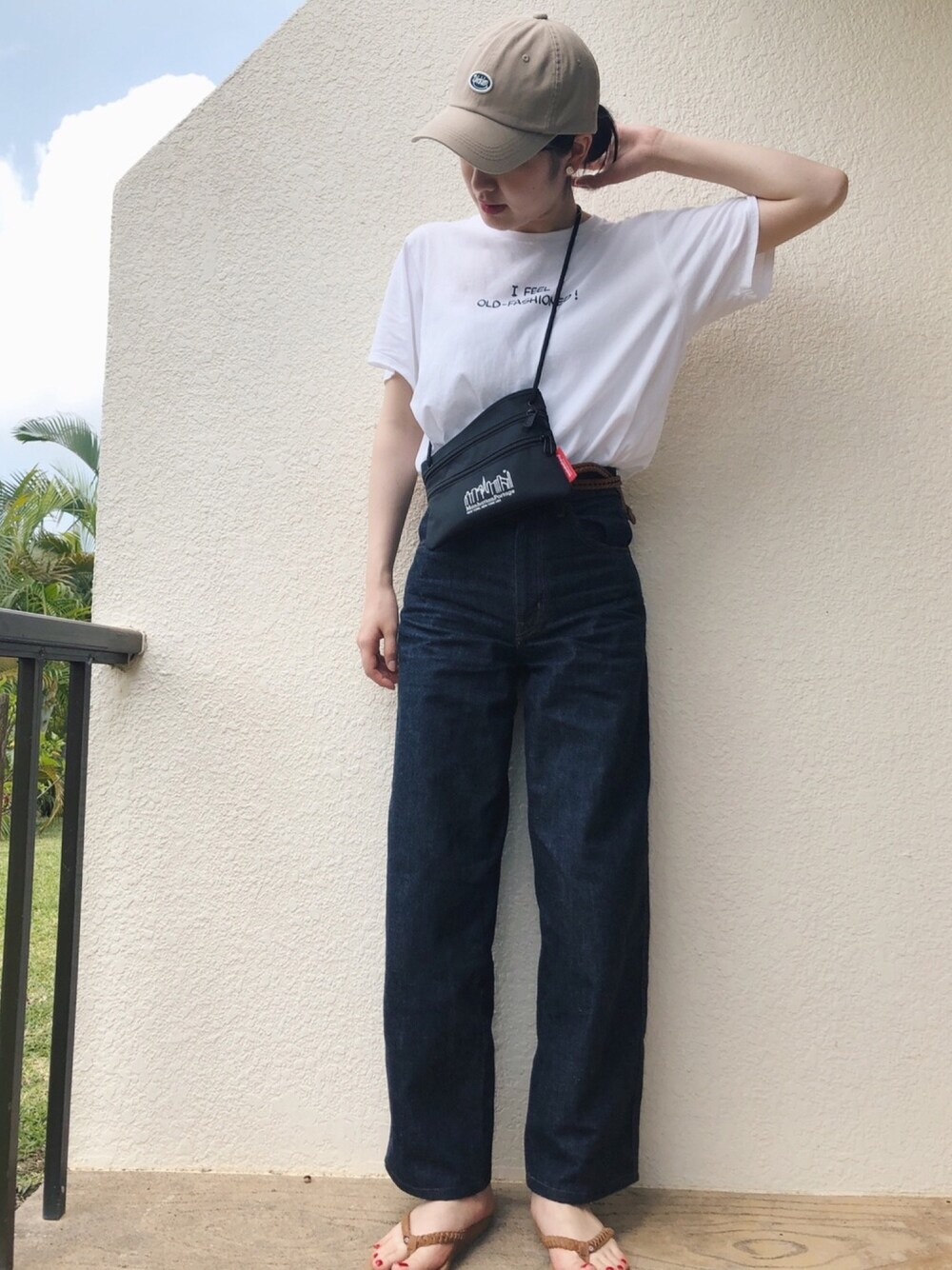 「ハイウエスト、デニム、ユニクロ、UNIQLO、白Tシャツ、Tシャツ、キャップ、夏コーデ、シンプル、サコッシュ」｜「Dickiesの【Dickies】ディッキーズ キャップ スマイルワッペン   （キャップ、ベージュ系）」を使った、N .さん（レディース・162cm）の春コーディネートの1枚目の写真